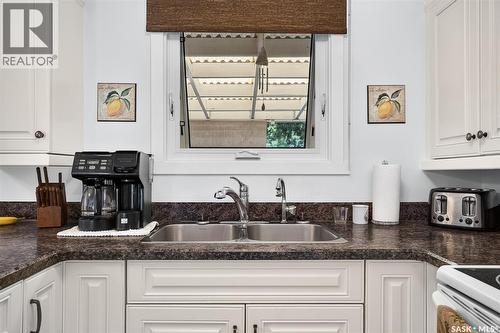 1338 Glendale Street, Moose Jaw, SK - Indoor Photo Showing Kitchen With Double Sink