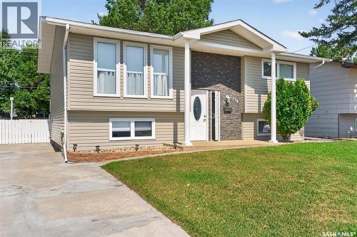 1338 Glendale Street, Moose Jaw, SK - Outdoor