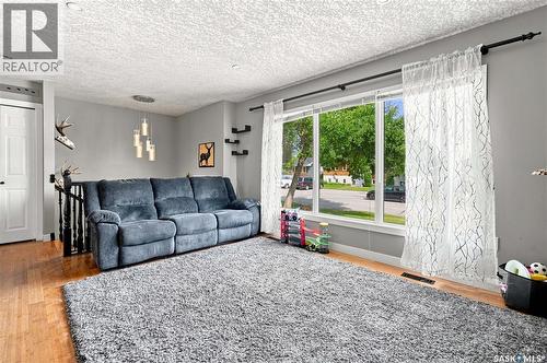 130 6Th Street, Pilot Butte, SK - Indoor Photo Showing Living Room