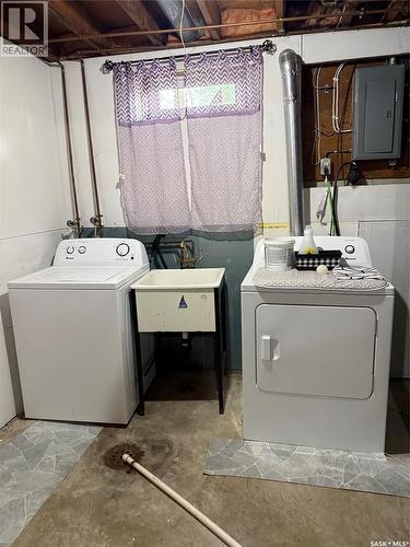 504 4Th Street W, Wilkie, SK - Indoor Photo Showing Laundry Room