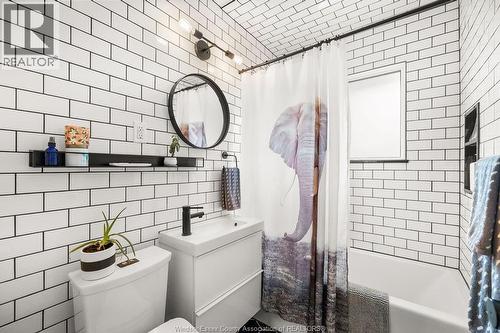 426 Bertha, Windsor, ON - Indoor Photo Showing Bathroom