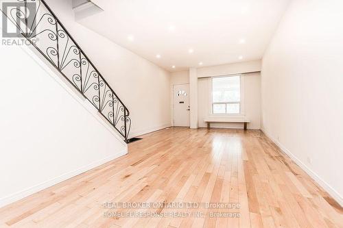 UPPER - 20 GOLDEN AVENUE , Toronto, Ontario M6R 2J4 2