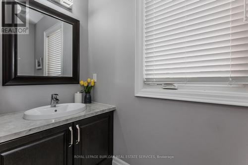 72 Pond View Gate, Hamilton, ON - Indoor Photo Showing Bathroom