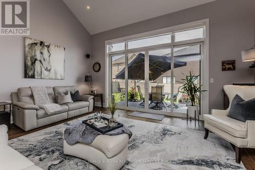 72 Pond View Gate, Hamilton, ON - Indoor Photo Showing Living Room