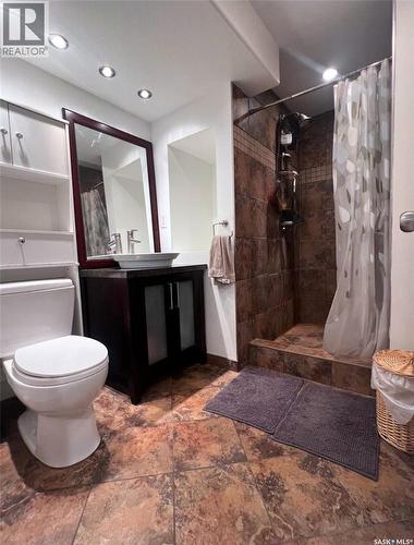 135 5Th Avenue Se, Swift Current, SK - Indoor Photo Showing Bathroom