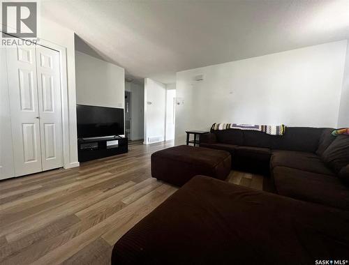 135 5Th Avenue Se, Swift Current, SK - Indoor Photo Showing Living Room