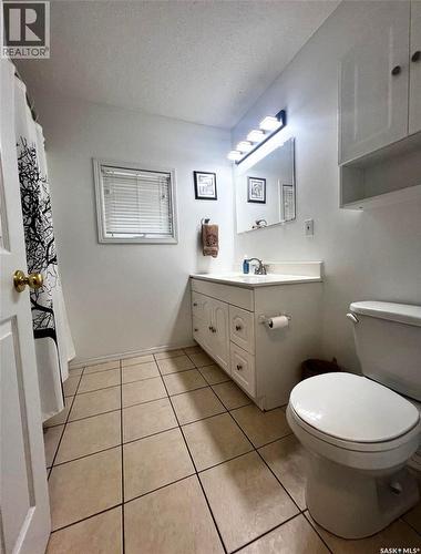 135 5Th Avenue Se, Swift Current, SK - Indoor Photo Showing Bathroom