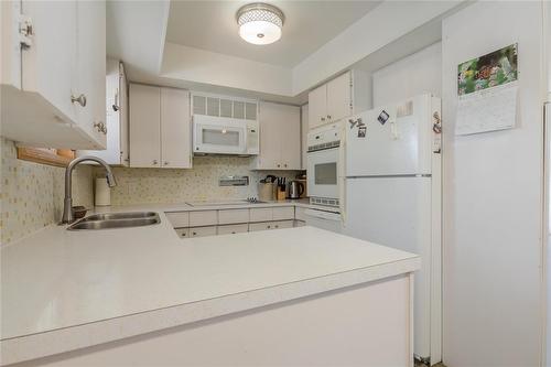 39045 Pth 52 Highway E, La Broquerie, MB - Indoor Photo Showing Kitchen With Double Sink