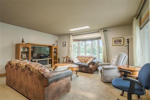 39045 Pth 52 Highway E, La Broquerie, MB - Indoor Photo Showing Living Room