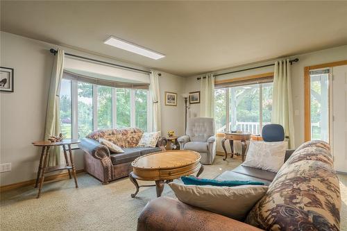 39045 Pth 52 Highway E, La Broquerie, MB - Indoor Photo Showing Living Room
