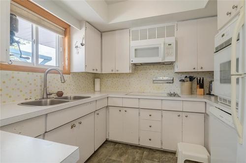 39045 Pth 52 Highway E, La Broquerie, MB - Indoor Photo Showing Kitchen With Double Sink