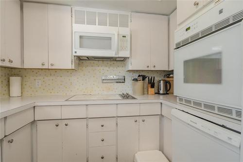 39045 Pth 52 Highway E, La Broquerie, MB - Indoor Photo Showing Kitchen