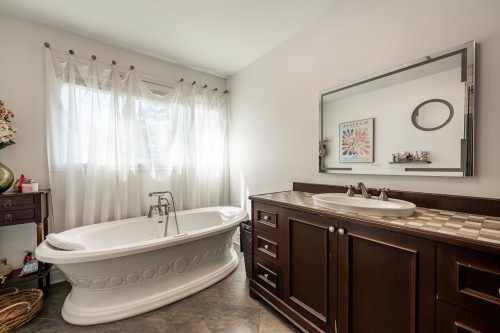 Master Bathroom - 349 Rue Montclair, Rosemère, QC - Indoor Photo Showing Bathroom