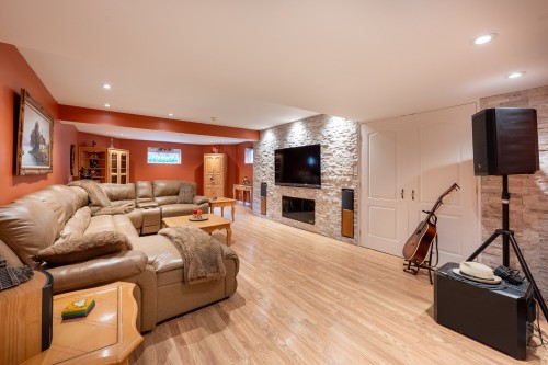 Salle familiale - 231 Ch. Du Richelieu, Saint-Basile-Le-Grand, QC - Indoor Photo Showing Living Room With Fireplace