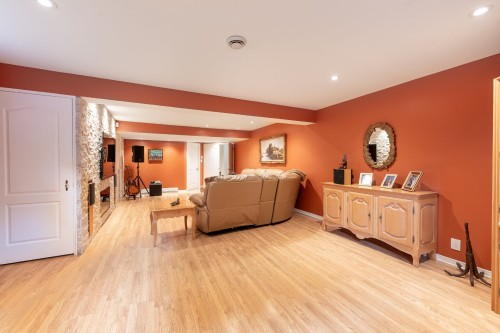 Salle familiale - 231 Ch. Du Richelieu, Saint-Basile-Le-Grand, QC - Indoor
