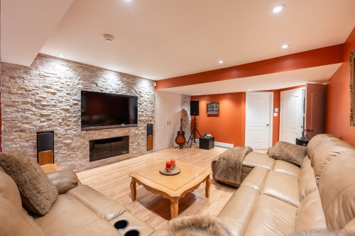 Salle familiale - 231 Ch. Du Richelieu, Saint-Basile-Le-Grand, QC - Indoor Photo Showing Living Room With Fireplace