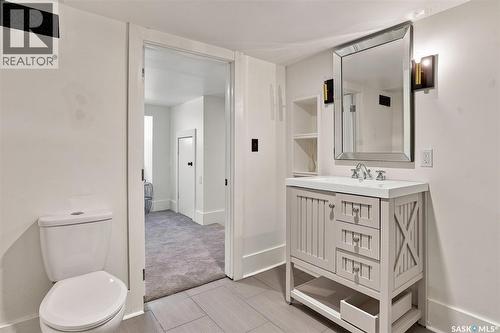 100 Poplar Crescent, Saskatoon, SK - Indoor Photo Showing Bathroom
