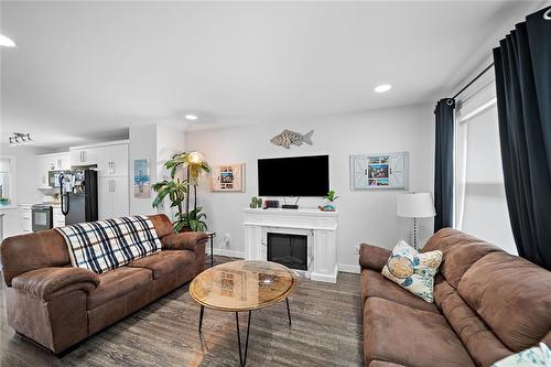 5 740 Traverse Road, Ste Anne, MB - Indoor Photo Showing Living Room
