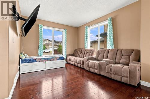 18 118 Hampton Circle, Saskatoon, SK - Indoor Photo Showing Living Room