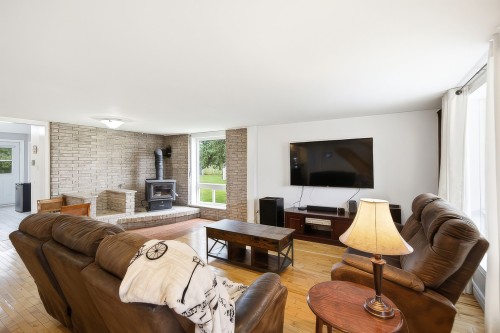Salon - 288 Rue Galipeau, Thurso, QC - Indoor Photo Showing Living Room With Fireplace