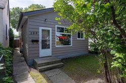 788 Redwood AVE  Winnipeg, MB R2W 1T7