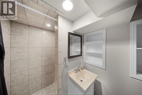 3130 Academy Drive, Windsor, ON - Indoor Photo Showing Bathroom