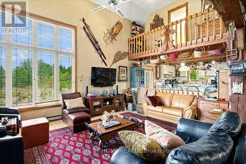 12 James Street, Tiny, ON - Indoor Photo Showing Living Room
