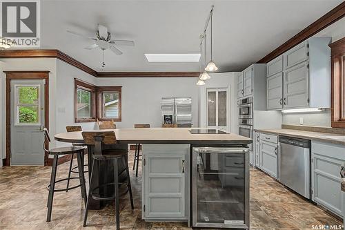 1037 Chestnut Avenue, Moose Jaw, SK - Indoor Photo Showing Kitchen With Upgraded Kitchen