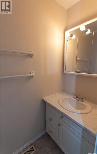 141 19Th Street, Battleford, SK - Indoor Photo Showing Bathroom