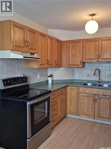102 3220 33Rd Street W, Saskatoon, SK - Indoor Photo Showing Kitchen With Double Sink