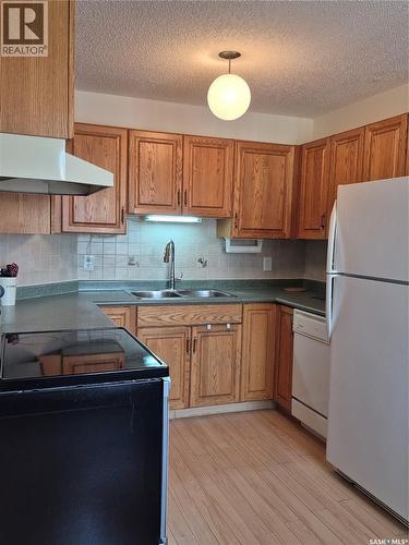 102 3220 33Rd Street W, Saskatoon, SK - Indoor Photo Showing Kitchen With Double Sink