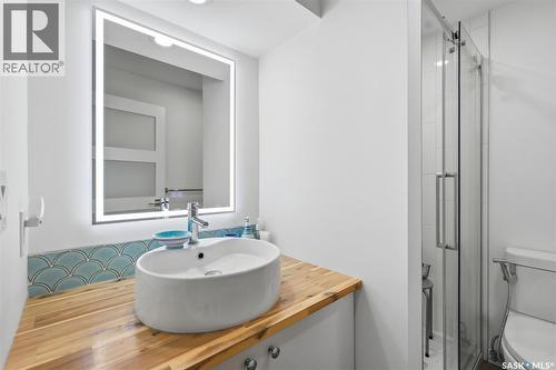 411 Hartley Road, Saskatoon, SK - Indoor Photo Showing Bathroom