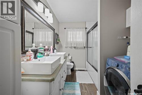 405 4Th Avenue Ne, Moose Jaw, SK - Indoor Photo Showing Laundry Room