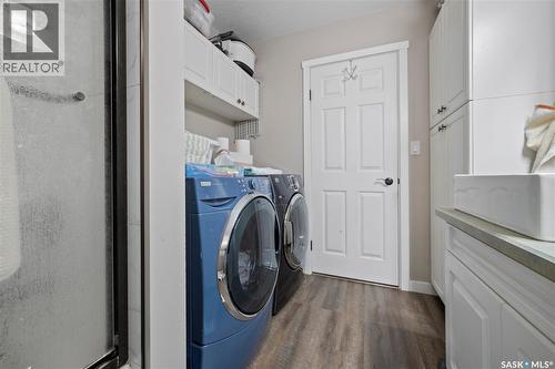 405 4Th Avenue Ne, Moose Jaw, SK - Indoor Photo Showing Laundry Room