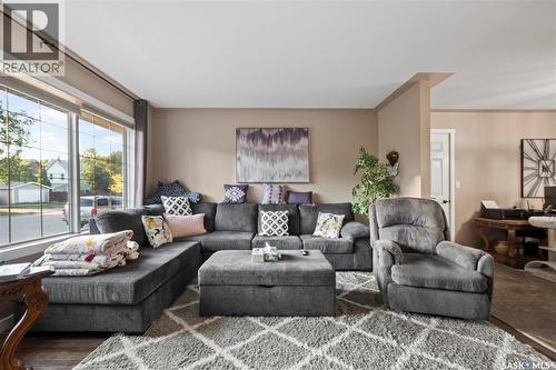 405 4Th Avenue Ne, Moose Jaw, SK - Indoor Photo Showing Living Room