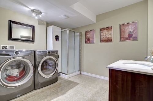Salle de bains - 8821 Place Rhoda, Brossard, QC - Indoor Photo Showing Laundry Room