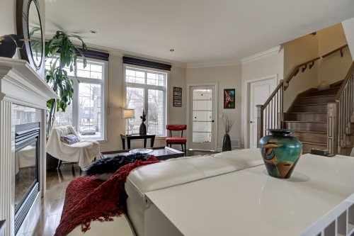 Salon - 8821 Place Rhoda, Brossard, QC - Indoor