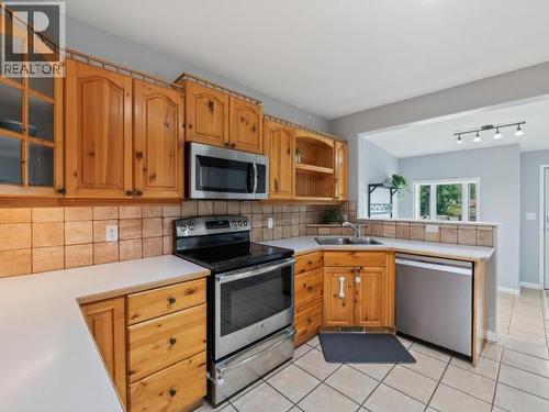 27 12Th Avenue, Whitehorse, YT - Indoor Photo Showing Kitchen