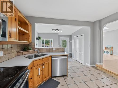 27 12Th Avenue, Whitehorse, YT - Indoor Photo Showing Kitchen With Double Sink