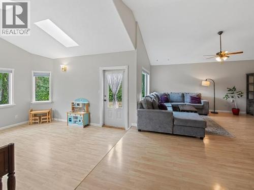 27 12Th Avenue, Whitehorse, YT - Indoor Photo Showing Living Room