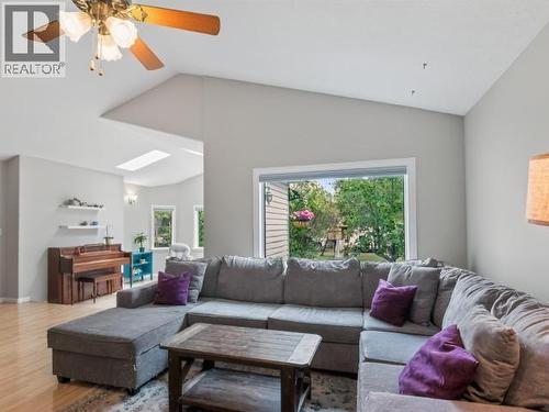 27 12Th Avenue, Whitehorse, YT - Indoor Photo Showing Living Room