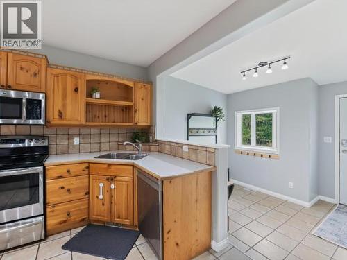 27 12Th Avenue, Whitehorse, YT - Indoor Photo Showing Kitchen With Double Sink