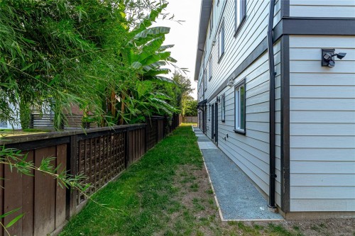 #1-1559 Ash Rd, Saanich, BC 