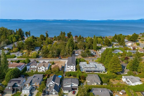 #1-1559 Ash Rd, Saanich, BC 
