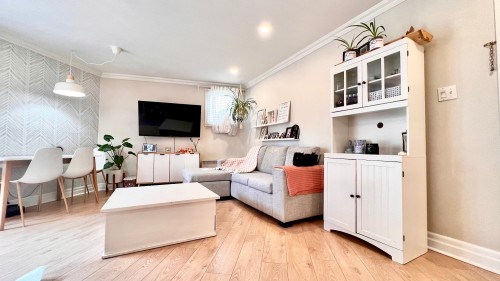 Living Room - 110-5 Crois. De L'Oranger, Saint-Constant, QC - Indoor Photo Showing Living Room