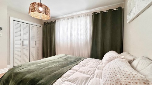 Master Bedroom - 110-5 Crois. De L'Oranger, Saint-Constant, QC - Indoor Photo Showing Bedroom
