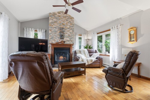 Salon - 60 Ch. De St-Moritz, Saint-Sauveur, QC - Indoor Photo Showing Living Room With Fireplace