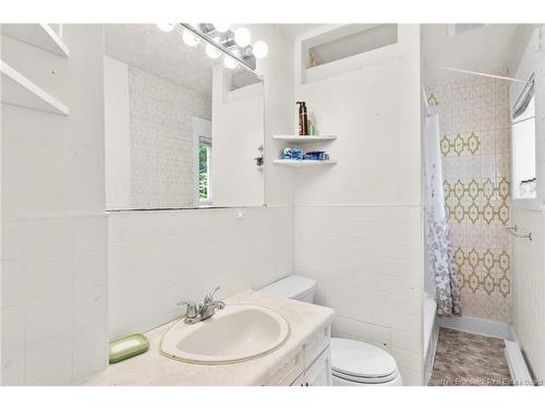 241 Saunders St, Fredericton, NB - Indoor Photo Showing Bathroom