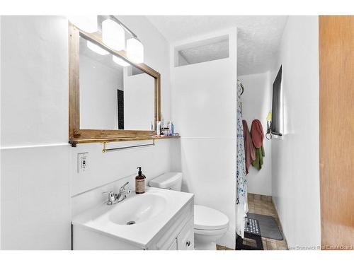 241 Saunders St, Fredericton, NB - Indoor Photo Showing Bathroom