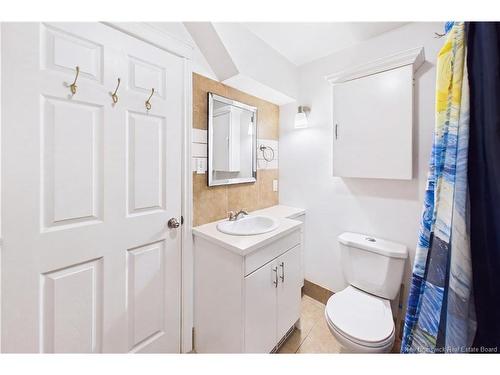 A & B-127 Cornhill St, Moncton, NB - Indoor Photo Showing Bathroom